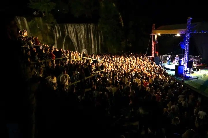 Na vodopadu Plive nastupaju 22.6. Crvena Jabuka, a 23.6. Tomislav Bralić i klapa Intrade